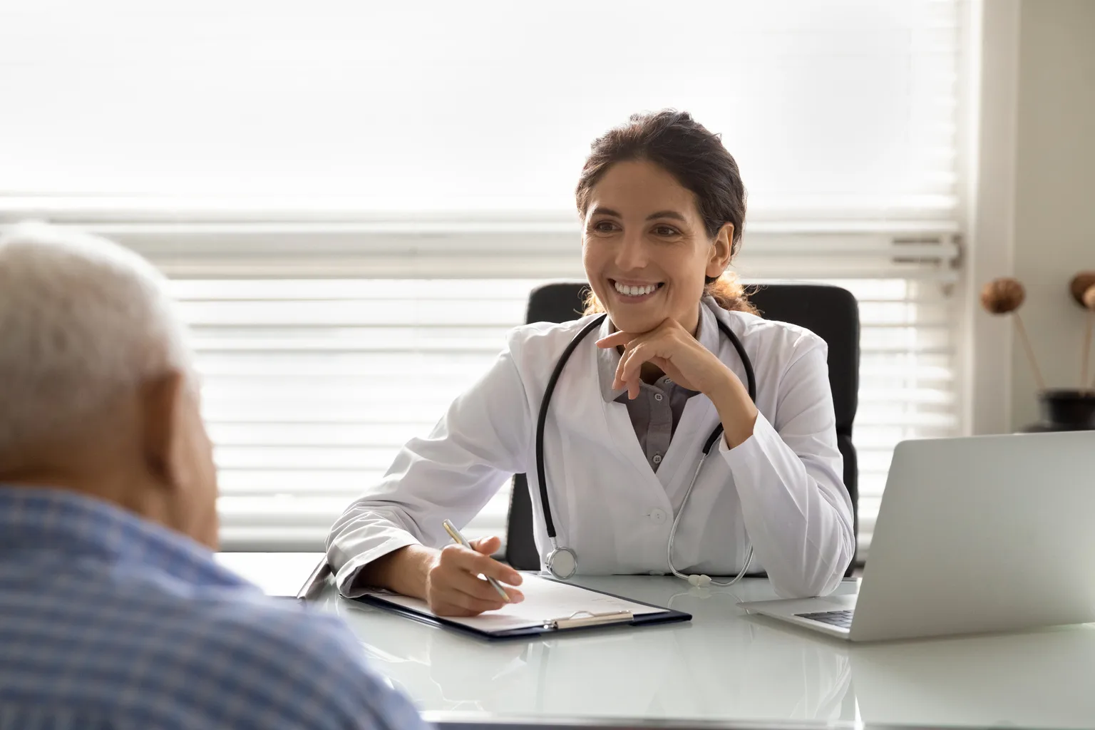 Como as soluções de suporte à decisão clínica podem otimizar o atendimento e os resultados dos pacientes