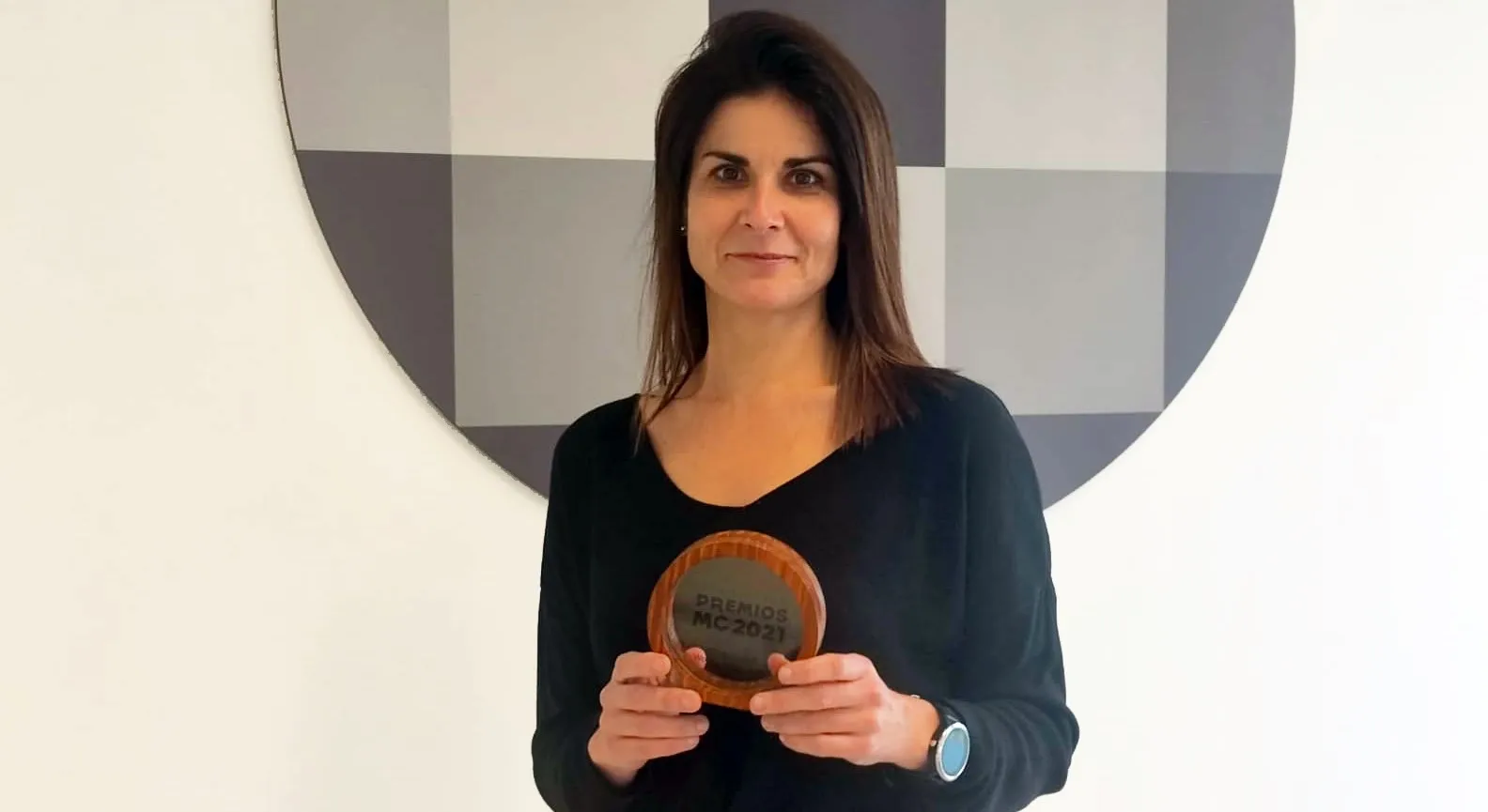 Èlia Urgell con el premio a finsit